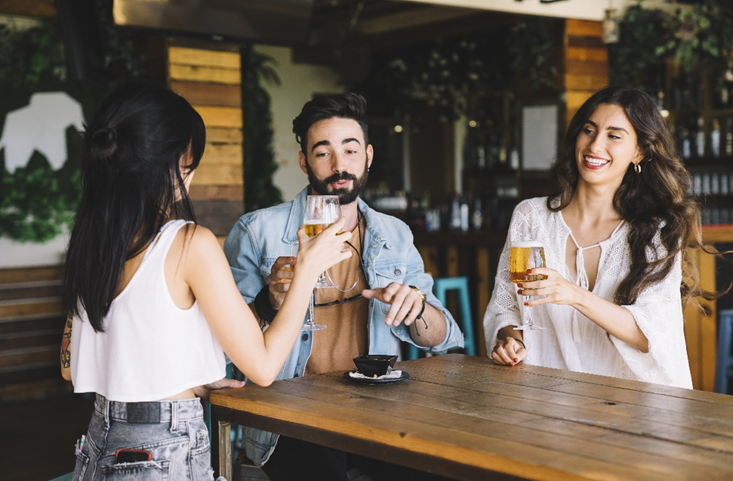 jovenes tomando una cerveza